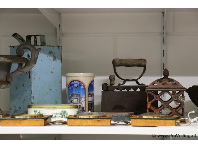 Partij diversen o.a. antieke strijkijzer (kolenstrijkbout), barometer, bloempot, krukje etc. - afbeelding 3 van  5