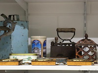 Partij diversen o.a. antieke strijkijzer (kolenstrijkbout), barometer, bloempot, krukje etc. - afbeelding 3 van  5