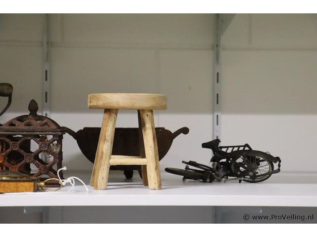 Partij diversen o.a. antieke strijkijzer (kolenstrijkbout), barometer, bloempot, krukje etc. - afbeelding 4 van  5