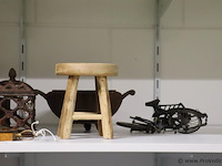 Partij diversen o.a. antieke strijkijzer (kolenstrijkbout), barometer, bloempot, krukje etc. - afbeelding 4 van  5