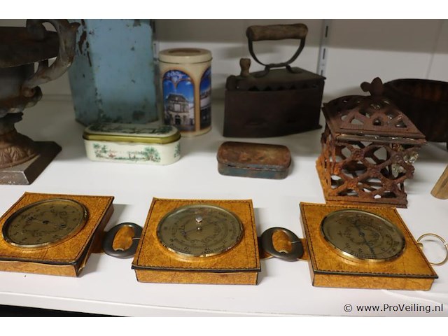 Partij diversen o.a. antieke strijkijzer (kolenstrijkbout), barometer, bloempot, krukje etc. - afbeelding 5 van  5