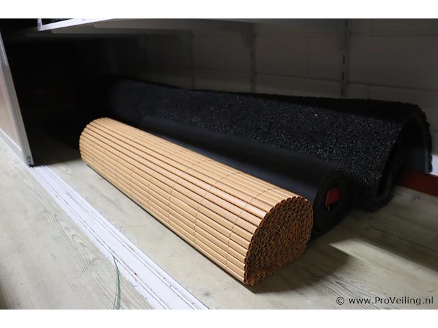 Partij diversen o.a. bamboe balkonscherm & tapijt - afbeelding 1 van  4