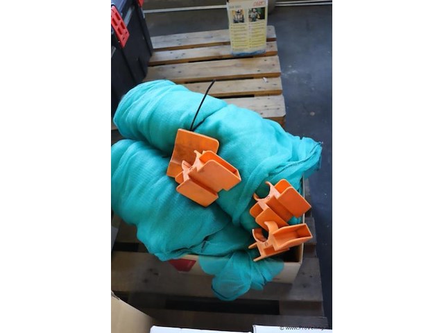 Partij diversen o.a. beschermingsnetten & dakpanhaken - afbeelding 1 van  3