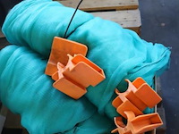 Partij diversen o.a. beschermingsnetten & dakpanhaken - afbeelding 1 van  3