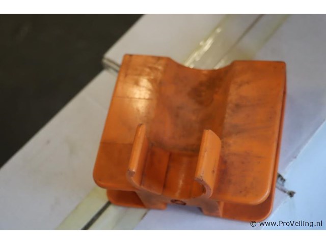 Partij diversen o.a. beschermingsnetten & dakpanhaken - afbeelding 3 van  3