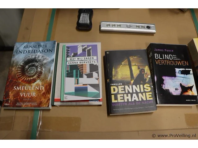 Partij diversen o.a. boeken, kandelaars en kruidenpotjes - afbeelding 2 van  10