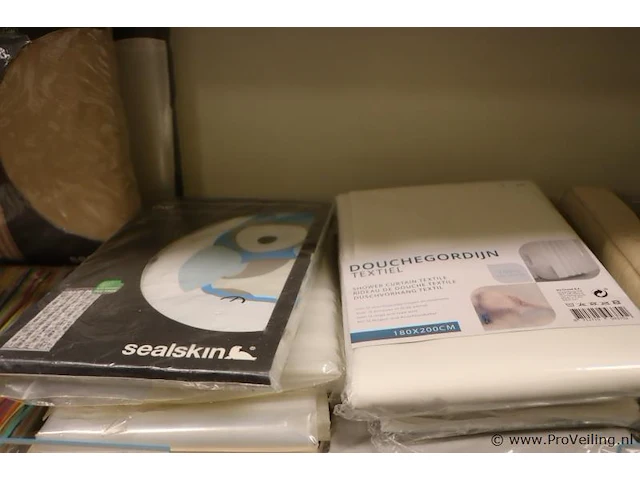 Partij diversen o.a. douchegordijnen, stofzuigerzakken & cleaning pads - afbeelding 4 van  6