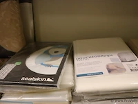 Partij diversen o.a. douchegordijnen, stofzuigerzakken & cleaning pads - afbeelding 4 van  6
