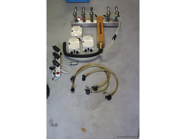 Partij diversen o.a. energiedrank/ mixdranktap, slangen & elektrische pompen van het merk flojet; model bevjet5000series bib dispenser (3 stuks) - afbeelding 1 van  10
