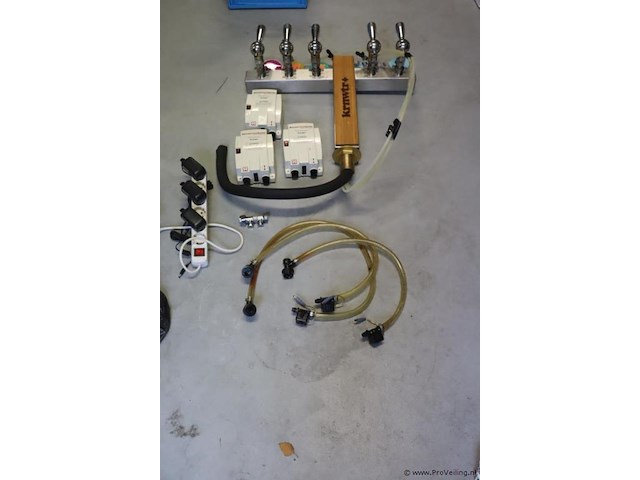 Partij diversen o.a. energiedrank/ mixdranktap, slangen & elektrische pompen van het merk flojet; model bevjet5000series bib dispenser (3 stuks) - afbeelding 1 van  10