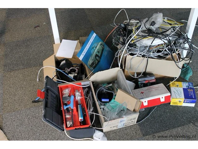 Partij diversen o.a. gereedschapskoffer, verbanddoos, kabel & snoeren - afbeelding 1 van  3