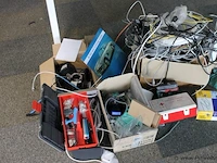 Partij diversen o.a. gereedschapskoffer, verbanddoos, kabel & snoeren - afbeelding 1 van  3