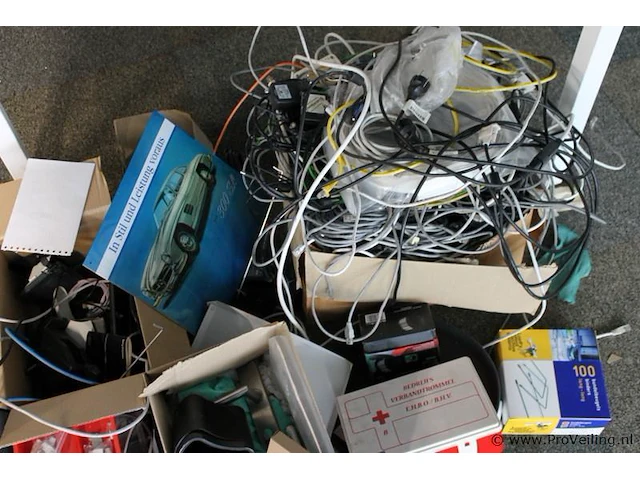 Partij diversen o.a. gereedschapskoffer, verbanddoos, kabel & snoeren - afbeelding 2 van  3