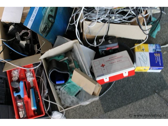Partij diversen o.a. gereedschapskoffer, verbanddoos, kabel & snoeren - afbeelding 3 van  3