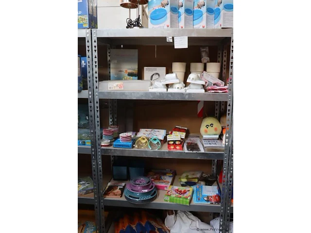 Partij diversen o.a. huishoudelijke artikelen, hobbymateriaal, pastamaker sets & zwembad afdekzeilen - 100 stuks - afbeelding 1 van  11