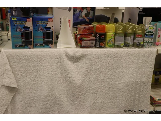 Partij diversen o.a. insectenvangers & toilet spray - afbeelding 1 van  4