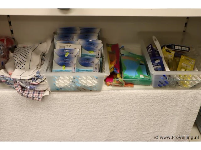 Partij diversen o.a. keukendoeken, huishoudhandschoenen, glas en allesreiniger - afbeelding 1 van  6