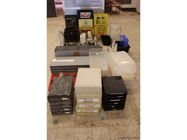Partij diversen o.a. lege kratten, kunststof bakken, tuinverlichting & archiveerbakken - afbeelding 1 van  11