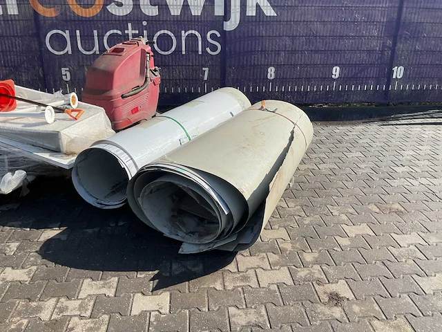 Partij diversen o.a. meubilair/balie/schrobmachine/polycarbonaat/banden enz. - afbeelding 2 van  6