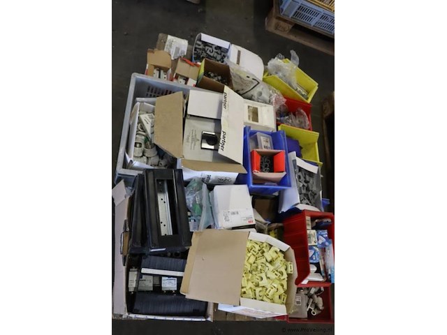 Partij diversen o.a. pvc, zekeringen & bevestigingsmaterialen - afbeelding 1 van  13