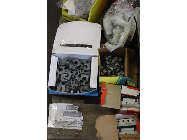 Partij diversen o.a. pvc, zekeringen & bevestigingsmaterialen - afbeelding 12 van  13