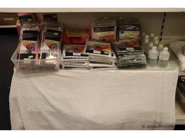 Partij diversen o.a. regenjassen, diverse kleuren & handgel - afbeelding 1 van  4