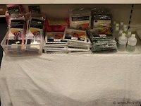 Partij diversen o.a. regenjassen, diverse kleuren & handgel - afbeelding 1 van  4