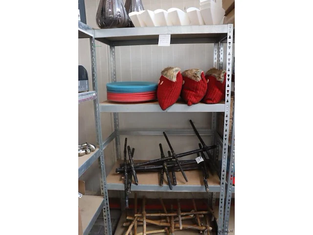 Partij diversen o.a. retro kussens, spriet decotakken & koffiefilterhouders - afbeelding 1 van  8