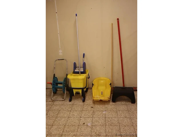 Partij diversen o.a. tuinslanghaspel, dweilemmers, kinderslee, bezem en opstapje - afbeelding 1 van  7