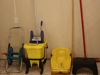 Partij diversen o.a. tuinslanghaspel, dweilemmers, kinderslee, bezem en opstapje - afbeelding 1 van  7