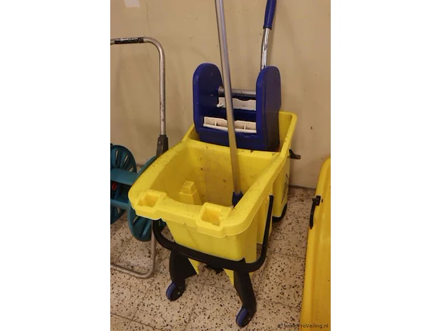 Partij diversen o.a. tuinslanghaspel, dweilemmers, kinderslee, bezem en opstapje - afbeelding 4 van  7