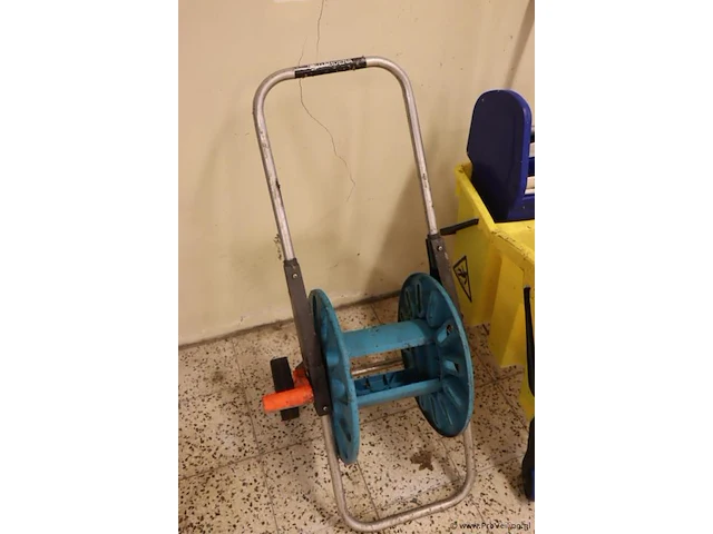 Partij diversen o.a. tuinslanghaspel, dweilemmers, kinderslee, bezem en opstapje - afbeelding 5 van  7