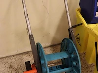Partij diversen o.a. tuinslanghaspel, dweilemmers, kinderslee, bezem en opstapje - afbeelding 5 van  7