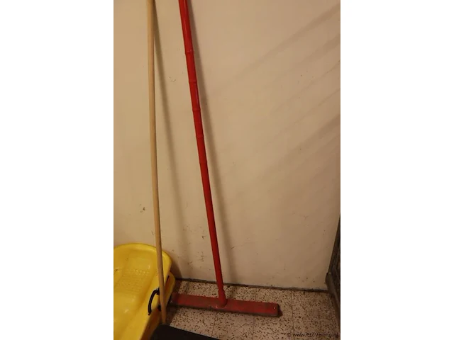 Partij diversen o.a. tuinslanghaspel, dweilemmers, kinderslee, bezem en opstapje - afbeelding 7 van  7