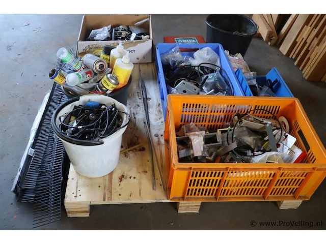 Partij diversen op pallet o.a. kit, spuitbussen & vogelwering t.b.v. zonnepanelen - afbeelding 1 van  9