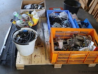 Partij diversen op pallet o.a. kit, spuitbussen & vogelwering t.b.v. zonnepanelen - afbeelding 1 van  9