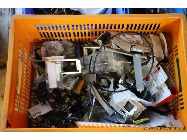 Partij diversen op pallet o.a. kit, spuitbussen & vogelwering t.b.v. zonnepanelen - afbeelding 2 van  9