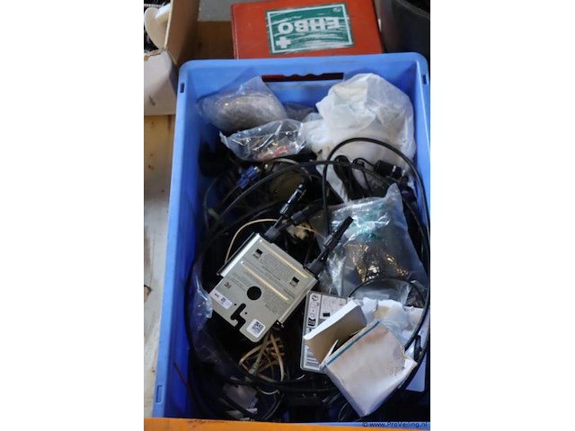 Partij diversen op pallet o.a. kit, spuitbussen & vogelwering t.b.v. zonnepanelen - afbeelding 3 van  9