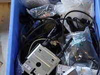 Partij diversen op pallet o.a. kit, spuitbussen & vogelwering t.b.v. zonnepanelen - afbeelding 3 van  9