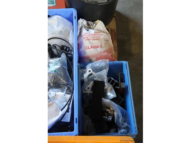 Partij diversen op pallet o.a. kit, spuitbussen & vogelwering t.b.v. zonnepanelen - afbeelding 4 van  9