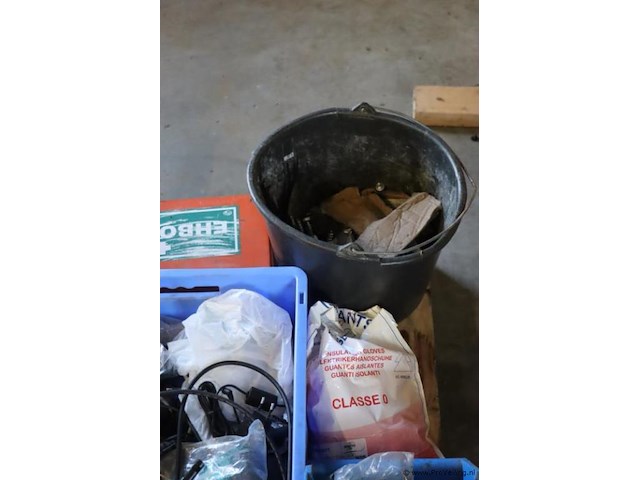 Partij diversen op pallet o.a. kit, spuitbussen & vogelwering t.b.v. zonnepanelen - afbeelding 5 van  9