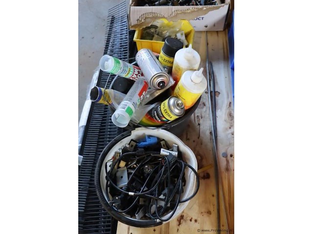 Partij diversen op pallet o.a. kit, spuitbussen & vogelwering t.b.v. zonnepanelen - afbeelding 6 van  9
