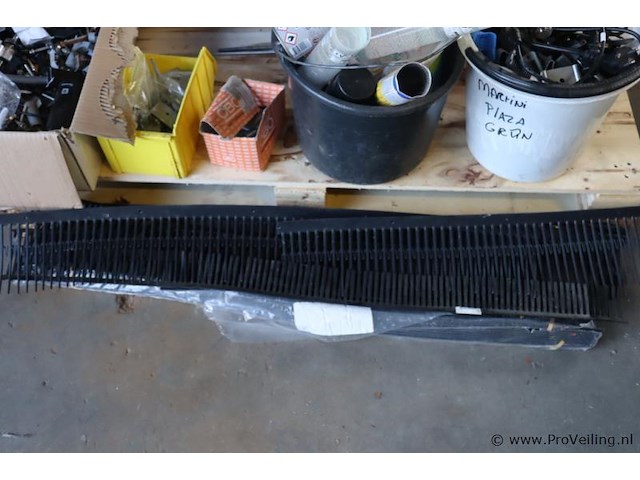 Partij diversen op pallet o.a. kit, spuitbussen & vogelwering t.b.v. zonnepanelen - afbeelding 7 van  9