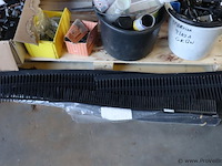 Partij diversen op pallet o.a. kit, spuitbussen & vogelwering t.b.v. zonnepanelen - afbeelding 7 van  9