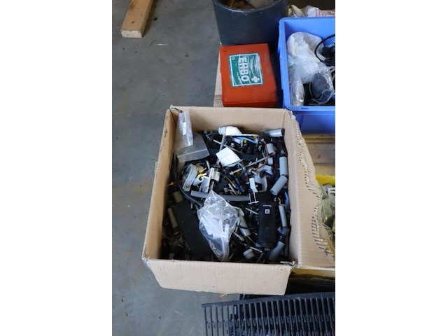 Partij diversen op pallet o.a. kit, spuitbussen & vogelwering t.b.v. zonnepanelen - afbeelding 8 van  9