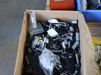 Partij diversen op pallet o.a. kit, spuitbussen & vogelwering t.b.v. zonnepanelen - afbeelding 8 van  9