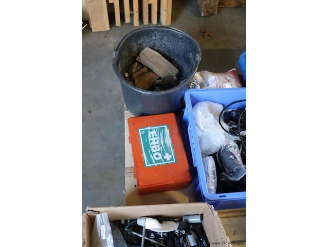 Partij diversen op pallet o.a. kit, spuitbussen & vogelwering t.b.v. zonnepanelen - afbeelding 9 van  9