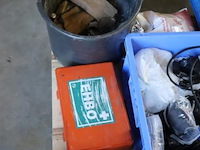 Partij diversen op pallet o.a. kit, spuitbussen & vogelwering t.b.v. zonnepanelen - afbeelding 9 van  9
