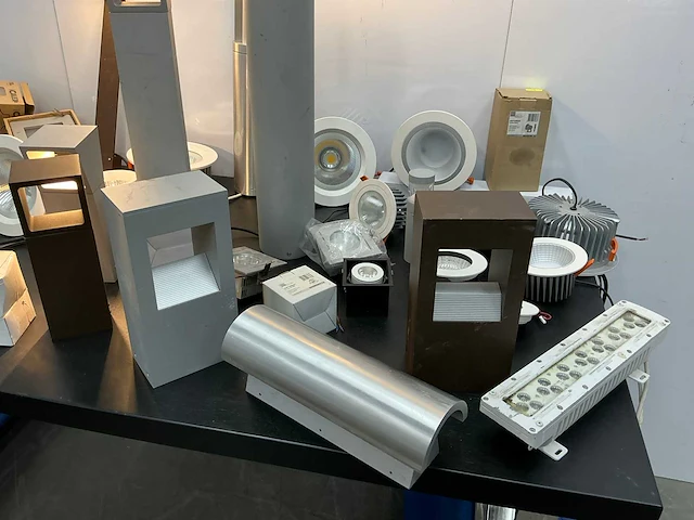 Partij diversen showroom verlichting - afbeelding 1 van  21