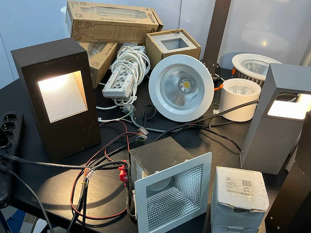 Partij diversen showroom verlichting - afbeelding 12 van  21
